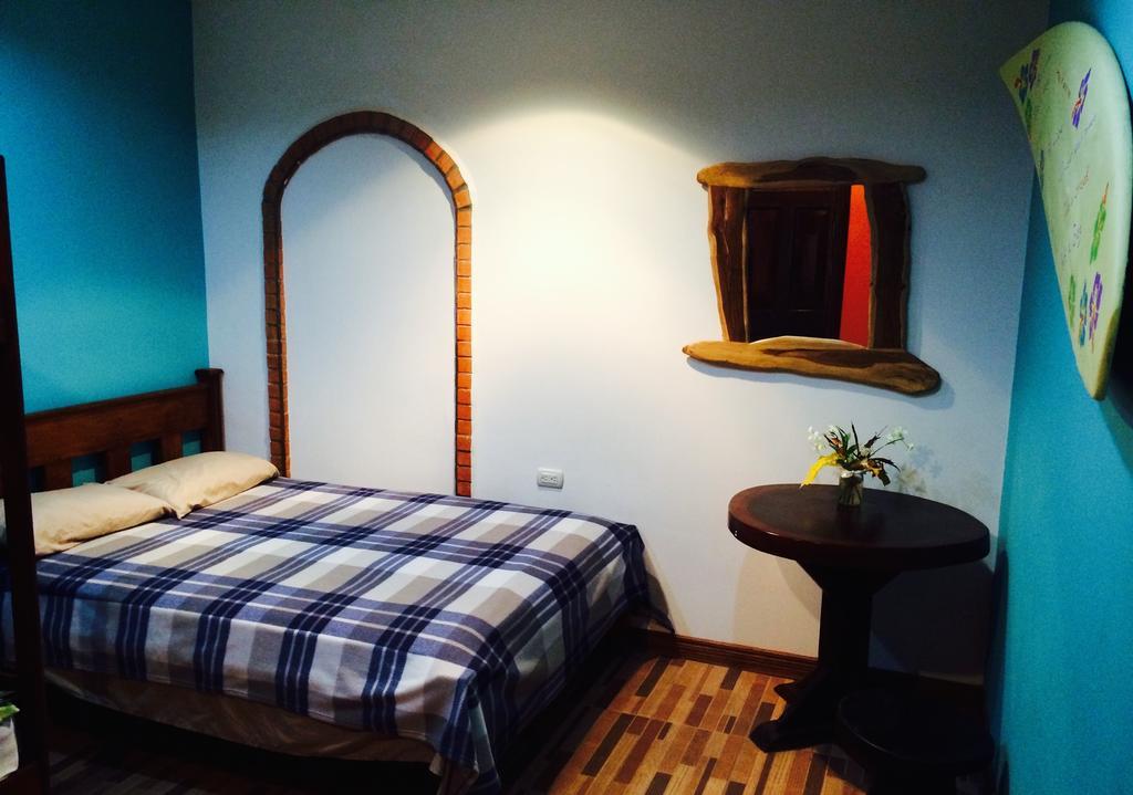 Coral Reef Surf Hostel And Camp Tamarindo Habitación foto