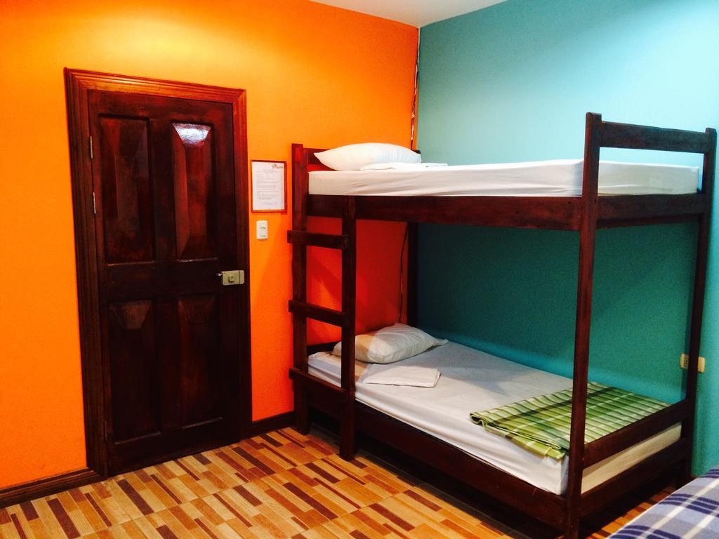 Coral Reef Surf Hostel And Camp Tamarindo Habitación foto