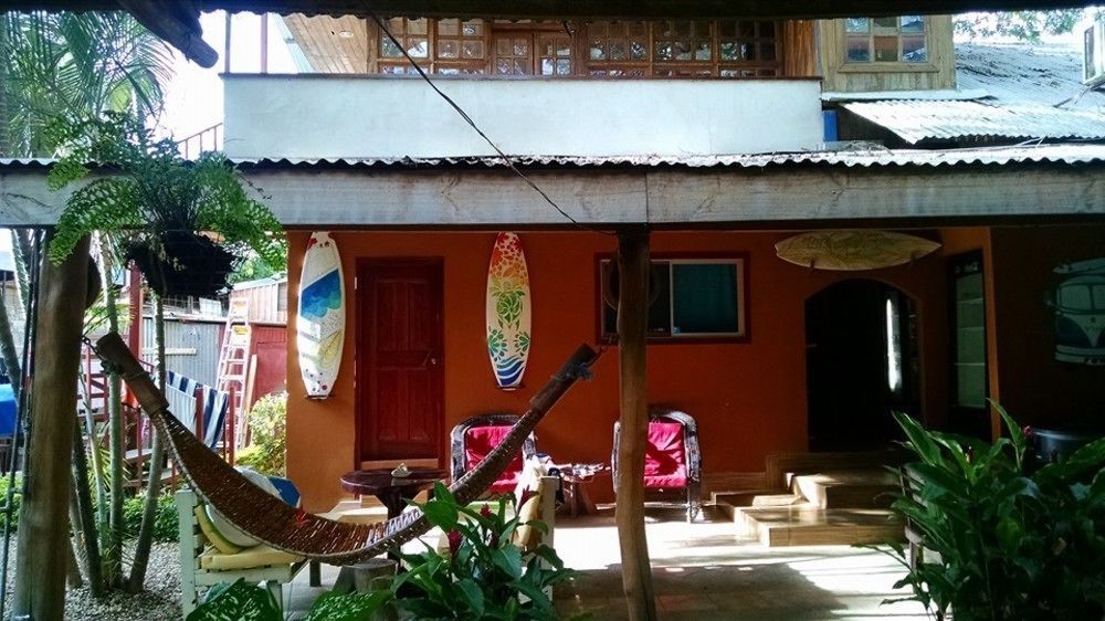Coral Reef Surf Hostel And Camp Tamarindo Exterior foto
