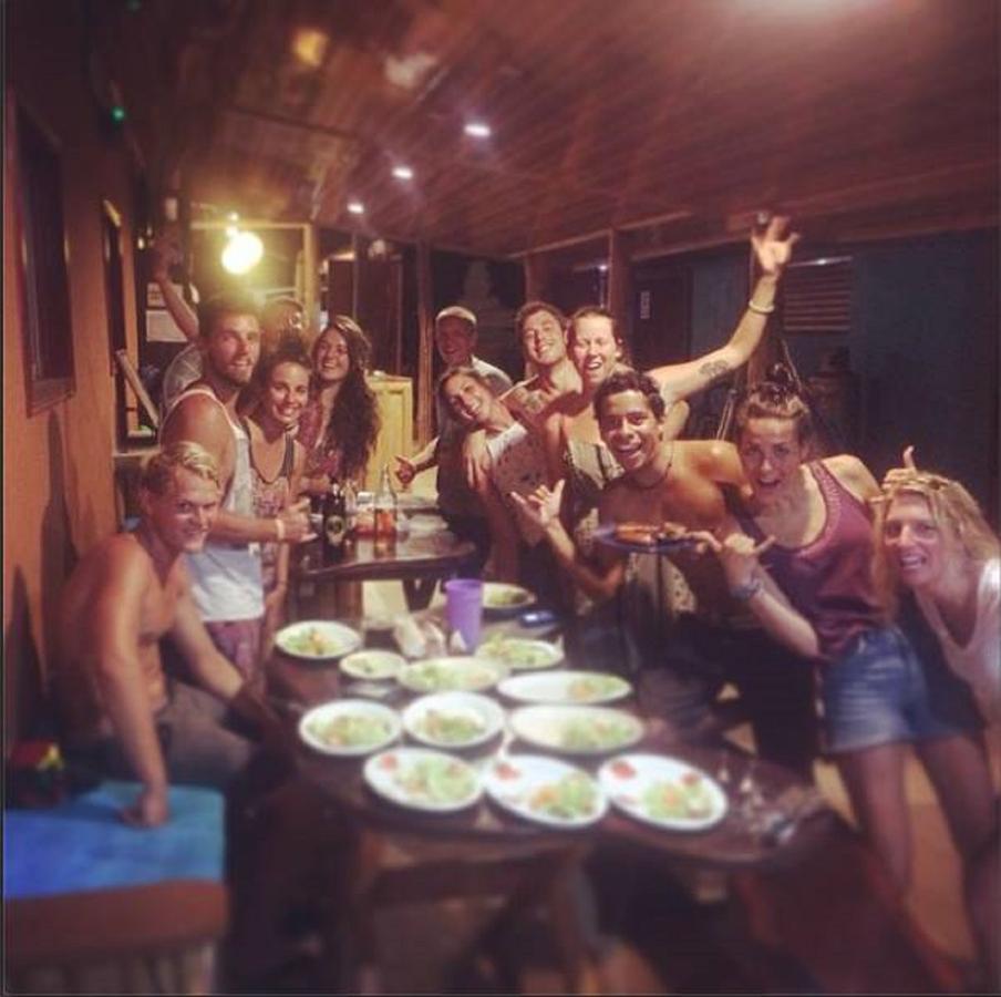 Coral Reef Surf Hostel And Camp Tamarindo Exterior foto