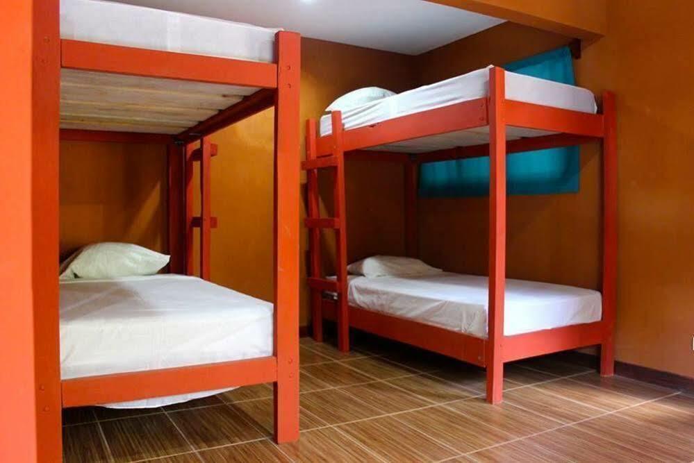 Coral Reef Surf Hostel And Camp Tamarindo Exterior foto